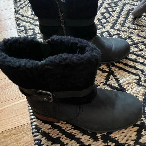 UGG Womens Short Boot Size 8.5 Blayre II Black Fur Wood Heel Buckle - Picture 9 of 14